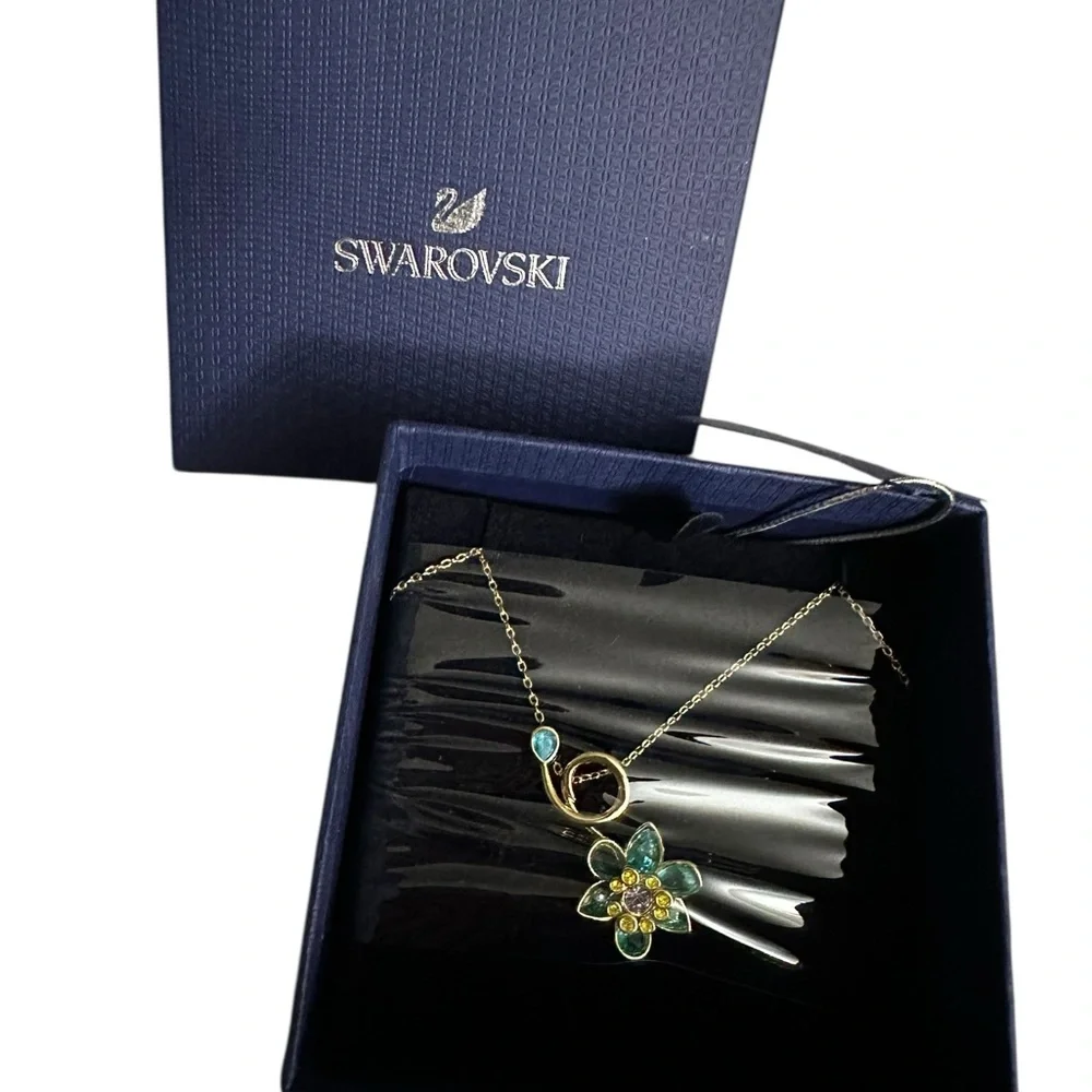 Swarovski Idyllia pendant Mixed cuts, Flower, Blue, Gold-tone plated NEW in box - Picture 5 of 9